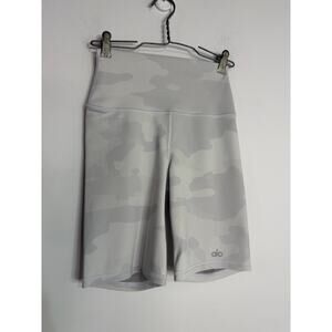 Alo Yoga High-Waist Vapor Bike Shorts in a white/gray camo size extra small